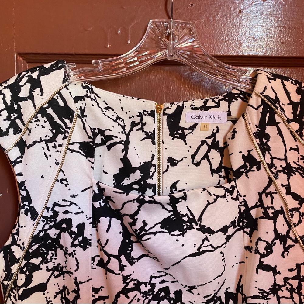 CALVIN KLEIN CREAM AND WHITE ZIPPER TILE DRESS - Picture 5 of 12